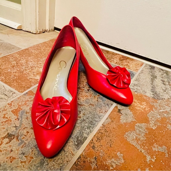 👠Sassy Connie Red Patent Kitten Heel Pumps & Decorative Flower Accent on Front! - Picture 10 of 16